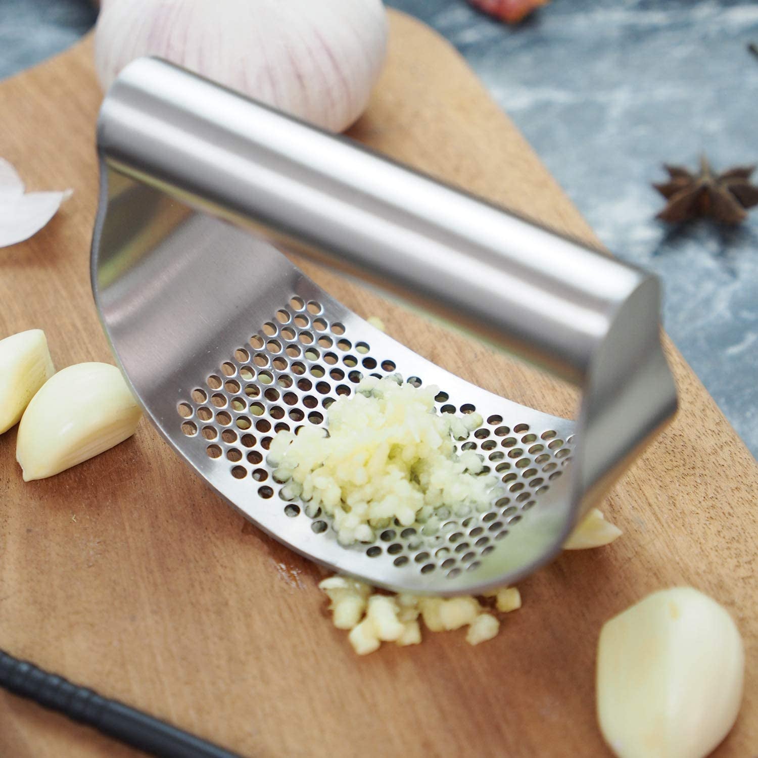 Stainless Steel Garlic Press Rocker Set – Garlic Mincer & Crusher with Ergonomic Handle, Silicone Peeler & Cleaning Brush – Easy-to-Use Kitchen Gadget